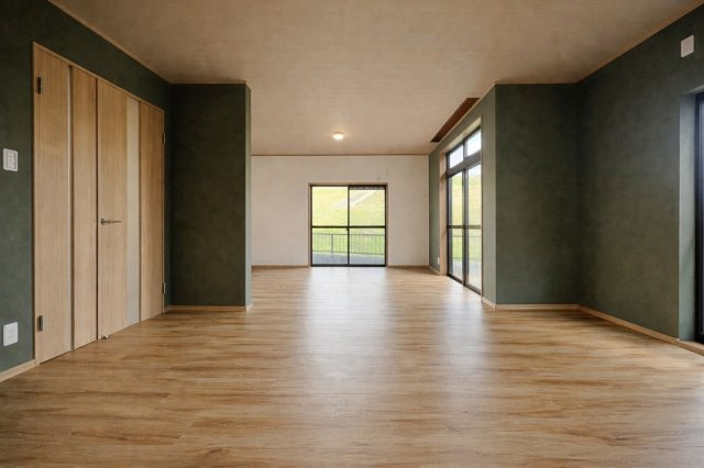 大塚町2丁目の居間・リビング|【１９帖】シンプルな間取りでどんな家具も合わせやすいリビング。生活スタイルに合わせて自由にレイアウトでき、住む人の個性が自然と映える使い勝手の良い空間です。