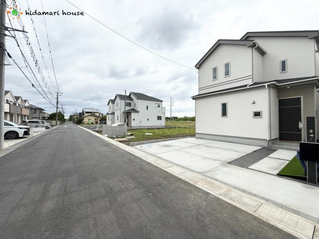 伊奈町栄1丁目46番　新築戸建　ハートフルBの前面道路含む現地写真