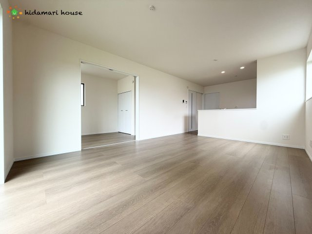 伊奈町栄1丁目46番　新築戸建　ハートフルBの居間・リビング