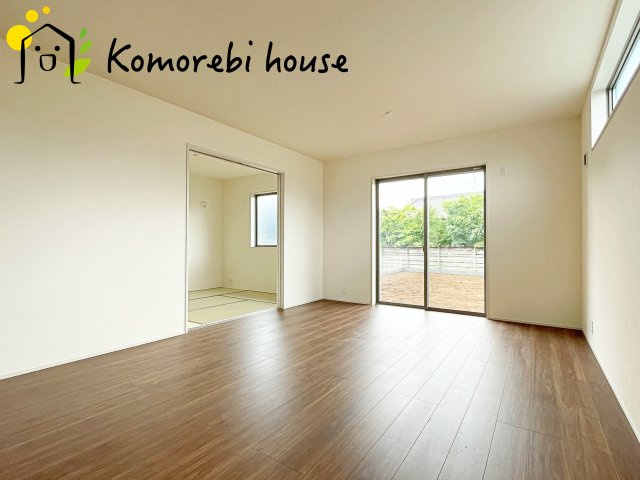 白岡市白岡　8期　新築一戸建て　リーブルガーデン　02の居間・リビング|ゆったりとしたリビングです