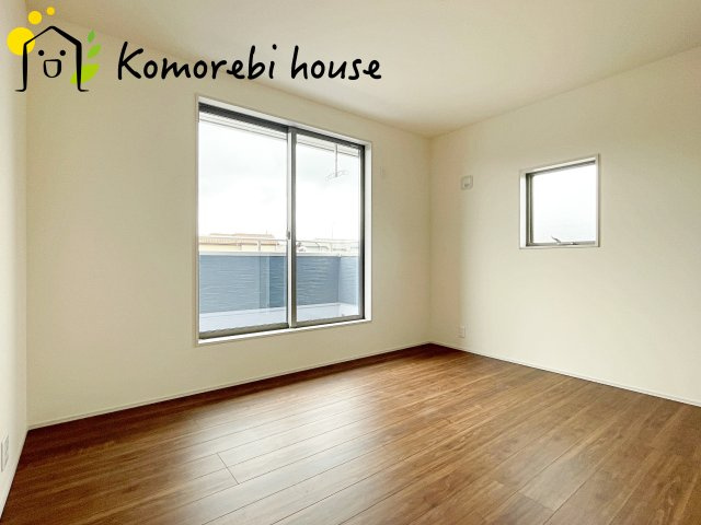白岡市白岡　8期　新築一戸建て　リーブルガーデン　02の寝室|落ち着いた色調の寝室です