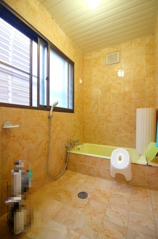 ■□旗ヶ崎1丁目RC戸建□■の浴室|タイル張りのお風呂になります。石目調で高級感があります。洗い場も広く設計された浴室になります。