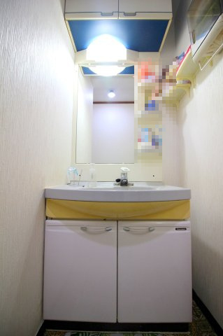 ■□旗ヶ崎1丁目RC戸建□■の独立洗面台|収納たっぷりな洗面台になります。