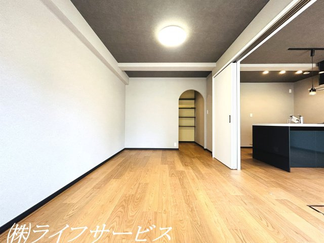 【洋室】 | ユニライフ北大阪２号棟 | バルコニー側洋室／南西向きにつき陽当り良好！ウォークスルークローゼットあり！