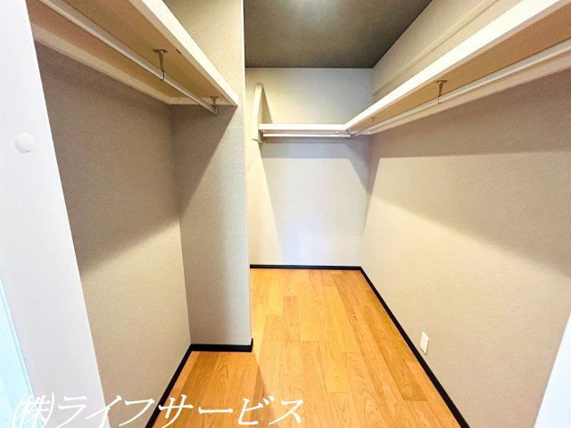 【収納】 | ユニライフ北大阪２号棟 | ウォークスルークローゼット／洋室２部屋から通り抜けられます！棚やハンガーパイプ、ライトもあって使い勝手が考えられています♪
