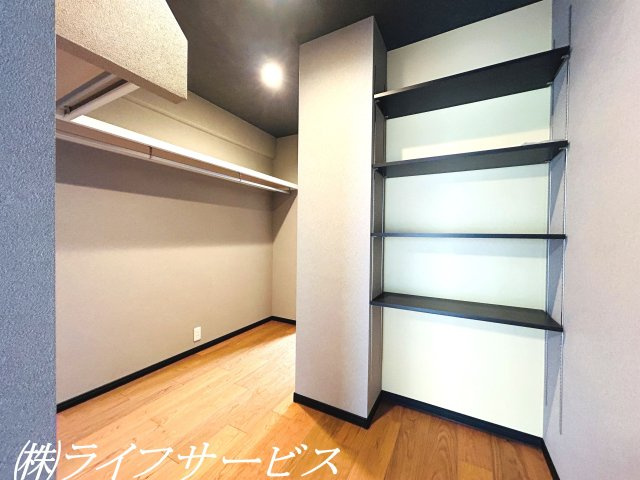 【収納】 | ユニライフ北大阪２号棟 | ウォークスルークローゼット／洋室２部屋から通り抜けられます！棚やハンガーパイプ、ライトもあって使い勝手が考えられています♪