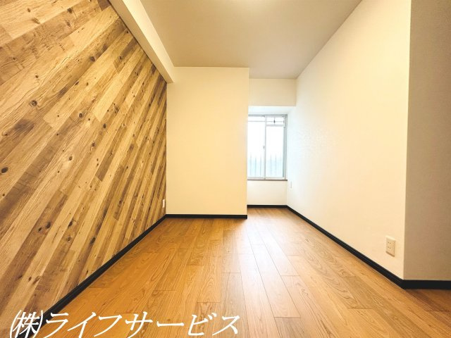 【洋室】 | ユニライフ北大阪２号棟 | 玄関側洋室（１）／ウォークスルークローゼットあり！