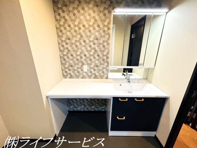 【洗面所】 | ユニライフ北大阪２号棟 | 洗面化粧台／三面鏡付きの洗面化粧台は収納豊富です！うれしいカウンター付！