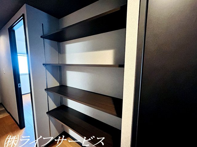 【収納】 | ユニライフ北大阪２号棟 | 廊下にオープンタイプの収納あり