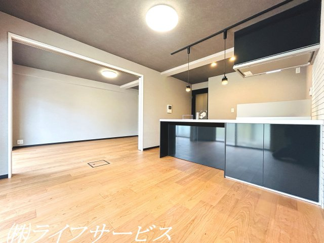 【居間・リビング】 | ユニライフ北大阪２号棟 | リフォーム済につき即入居可！南西向きのリビングルームは陽当り良好！