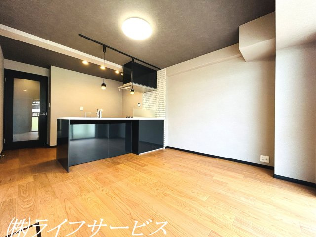【居間・リビング】 | ユニライフ北大阪２号棟 | リフォーム済につき即入居可！南西向きのリビングルームは陽当り良好！