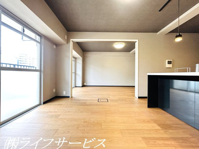 【居間・リビング】 | ユニライフ北大阪２号棟 | リビングルームと洋室