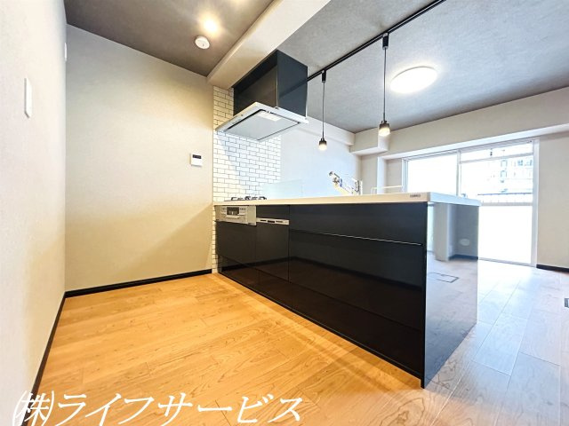 【キッチン】 | ユニライフ北大阪２号棟 | システムキッチン／ペニンシュラタイプのキッチン採用！食洗機、浄水器付！
