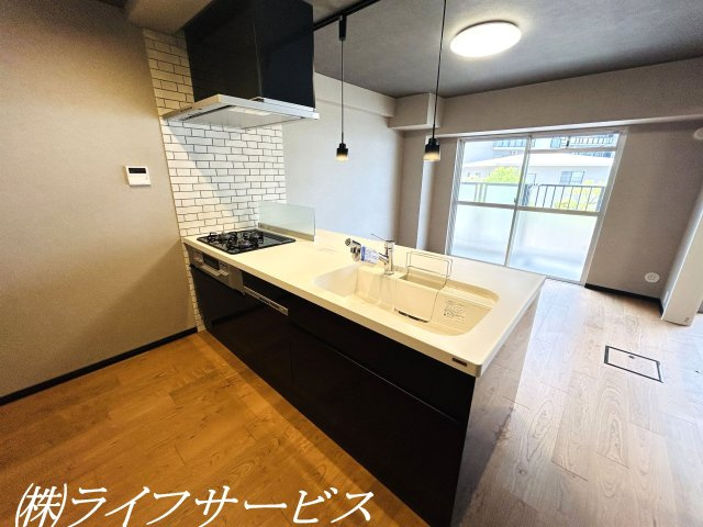 【キッチン】 | ユニライフ北大阪２号棟 | システムキッチン／ペニンシュラタイプのキッチン採用！食洗機、浄水器付！