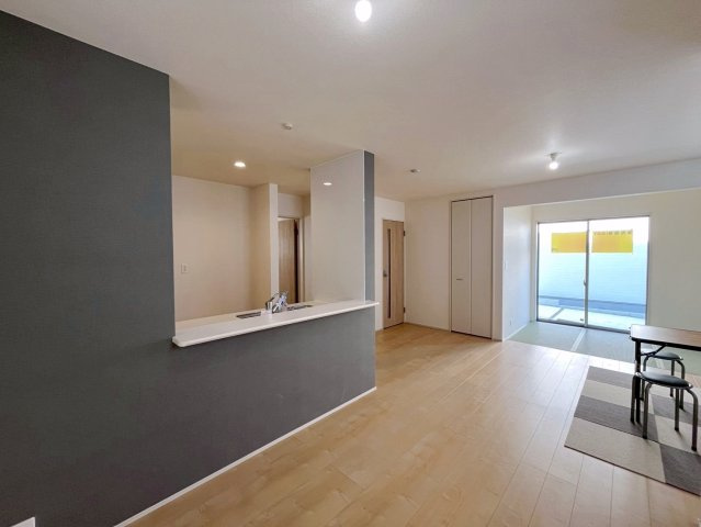 リーブルガーデンうるま市与那城屋慶名　2号棟の居間・リビング|LDK15.5帖