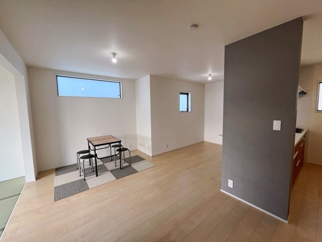 リーブルガーデンうるま市与那城屋慶名　2号棟の居間・リビング|LDK15.5帖