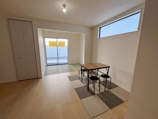 リーブルガーデンうるま市与那城屋慶名　2号棟の居間・リビング|LDK15.5帖