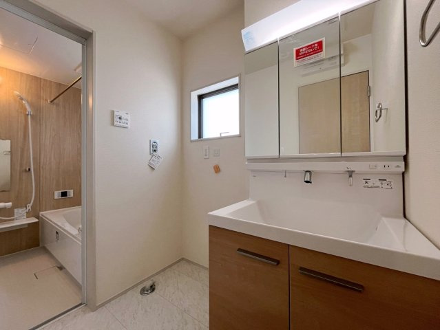 リーブルガーデンうるま市与那城屋慶名　2号棟の独立洗面台