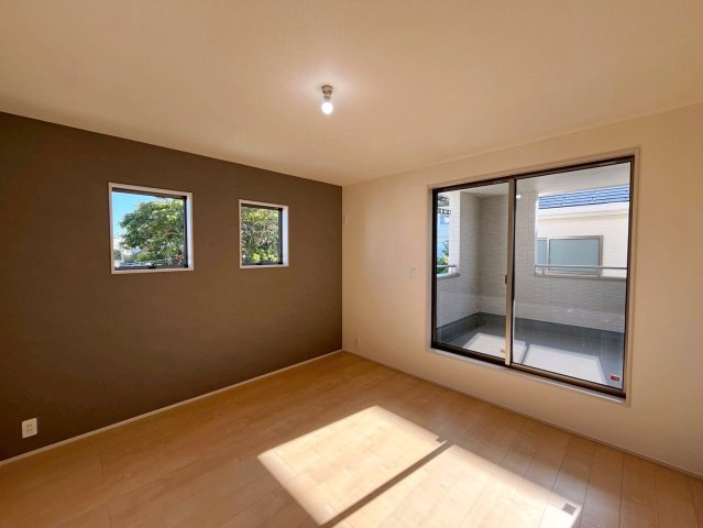 リーブルガーデンうるま市与那城屋慶名　2号棟の洋室|8帖