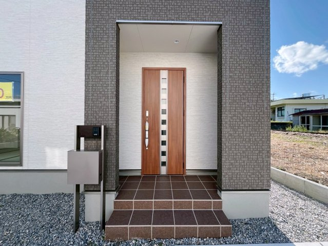 リーブルガーデンうるま市与那城屋慶名　2号棟の玄関