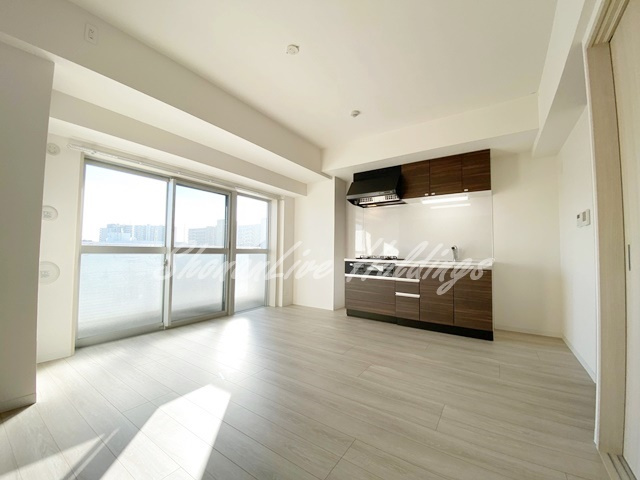 厚木市栄町２丁目の賃貸マンションの居間・リビング|白基調なLDK♪