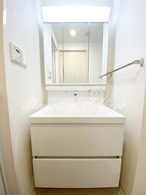 厚木市栄町２丁目の賃貸マンションの洗面所|三面鏡洗面台♪