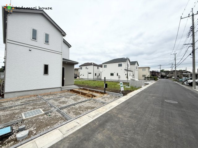 伊奈町栄1丁目46番第1期　新築戸建　ハートフルEの前面道路含む現地写真