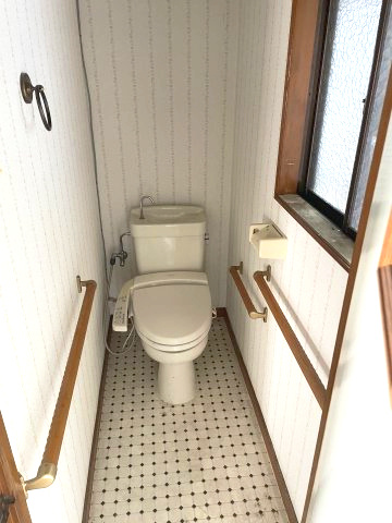灘区篠原台　のトイレ|窓があるトイレは、明るく換気も安心
