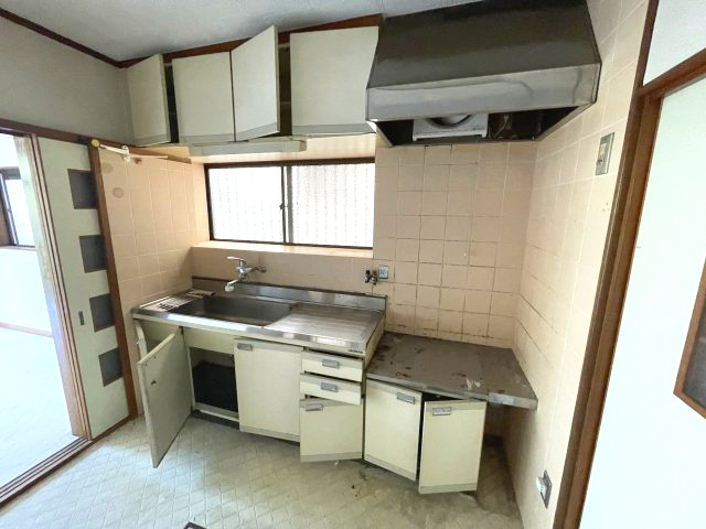 灘区篠原台　のキッチン|自然光が入る窓のあるキッチン
