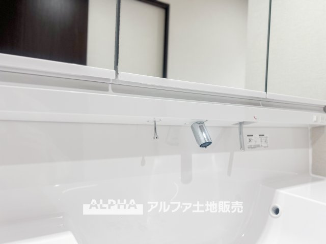 レクセルプラザ昭島の独立洗面台|【Vanit】◆洗面台◆身支度がしやすい洗面台は、収納力にも配慮した設計。朝の準備から帰宅後まで、家族みんなが使いやすい空間です。