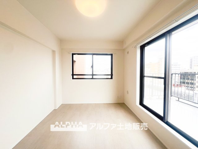 レクセルプラザ昭島の洋室|【cozy room】
◆必要なもの、好きなもの◆しかないから安らげる。そんな部屋にしていく自分なりのデザインに。使いやすい部屋の形、大きい窓色々な用途が実現できる。