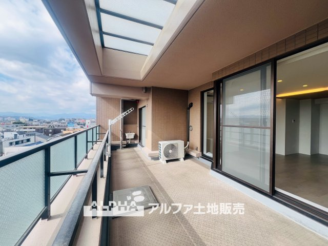 レクセルプラザ昭島のバルコニー|【Balcony】◆バルコニー◆日当たりの良いバルコニーは、洗濯物がよく乾くだけでなく、外の空気を感じながらひと息つける場所。暮らしに心地よい余白をもたらします。