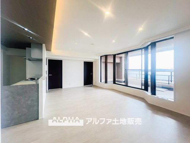 レクセルプラザ昭島の居間・リビング|【Cherish the time】
◆君との時間は◆リビングで、食卓で、寝室で、どこにいても楽しめる。居心地の良い空間の中で質のいい安らぎを求めたい。