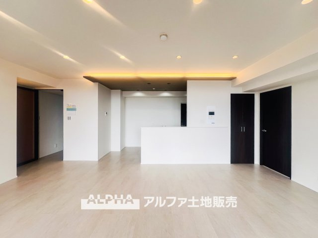 レクセルプラザ昭島の居間・リビング|【cozy living】
◆休日は◆仕事から切り離された家族の為だけの場所でゆっくりくつろぎたい。趣味や、習い事で休日を過ごすも楽しいが、結局はここが安らげる。