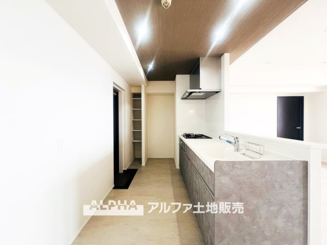 レクセルプラザ昭島のキッチン|【Life without end】
◆キッチンからは家族◆の様子が見ることができ、いつでも安心して料理ができる。そして、効率よく家事を進めるために必須な食洗器が家族との大切な時間を生む。