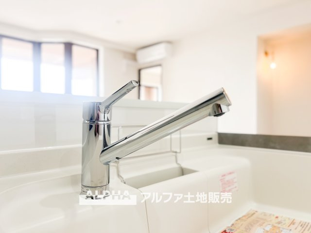 レクセルプラザ昭島のキッチン|【Water cleaner】
◆浄水器◆蛇口から流れ出すお水はクリーンでいつも楽しめます。また浄水器内臓シャワー混合栓なので場所取らずのスッキリとしたスタイルです。