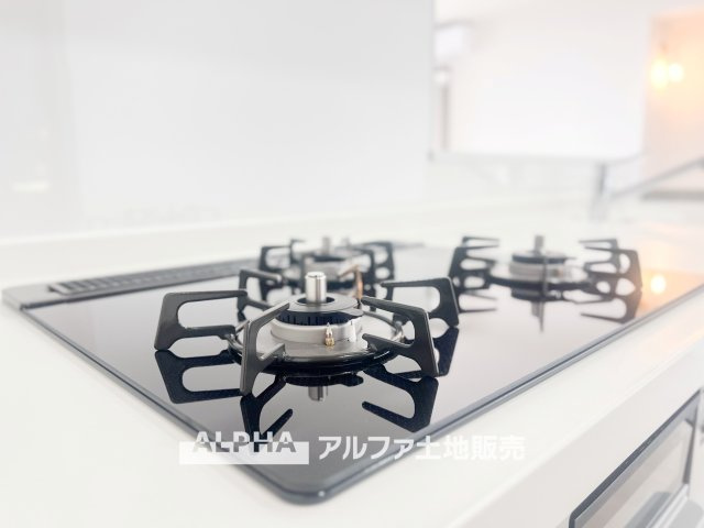 レクセルプラザ昭島のキッチン|【gas stove】◆ガスコンロ◆使い勝手に配慮されたガスコンロを備えたキッチン。火力調整がしやすく、毎日の調理がスムーズに進み、家事の時間を心地よく支えてくれます