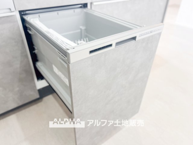 レクセルプラザ昭島のキッチン|【Food washing machine】
◆食洗機◆お子様の面倒を見れる時間が増え時短になります。加えて手荒れも防げてしかも節水が高い為、大変人気があり重宝します。