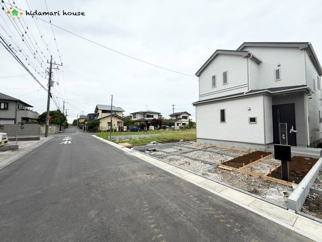 伊奈町栄1丁目46番第1期　新築戸建　ハートフルFの前面道路含む現地写真