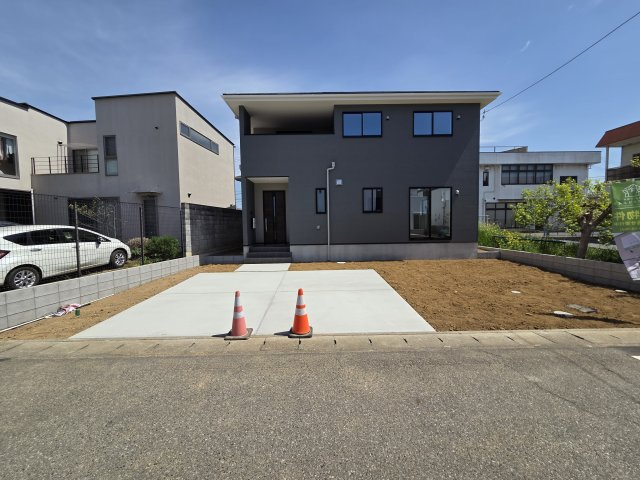 新築　太田市浜町1期　1号棟の駐車場|現地写真　駐車は建物南西側に並列2台可能です！