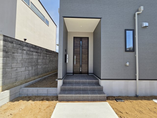 新築　太田市浜町1期　1号棟の玄関|現地写真　TVモニタードアホン付きなので防犯面も安心です！