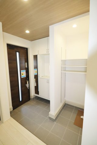 郡山市安積４丁目　　　２号棟　　　安積第３小学校、安積第２中学区の玄関