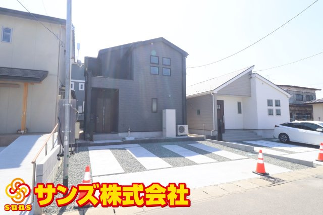郡山市安積４丁目　　　２号棟　　　安積第３小学校、安積第２中学区の外観|北東側から見た駐車場を含む外観♪