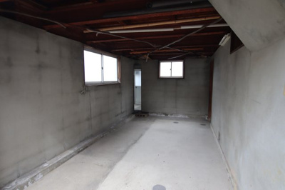 【駐車場】 | 楠ケ丘庭付き戸建 | 屋内　高さ約1800