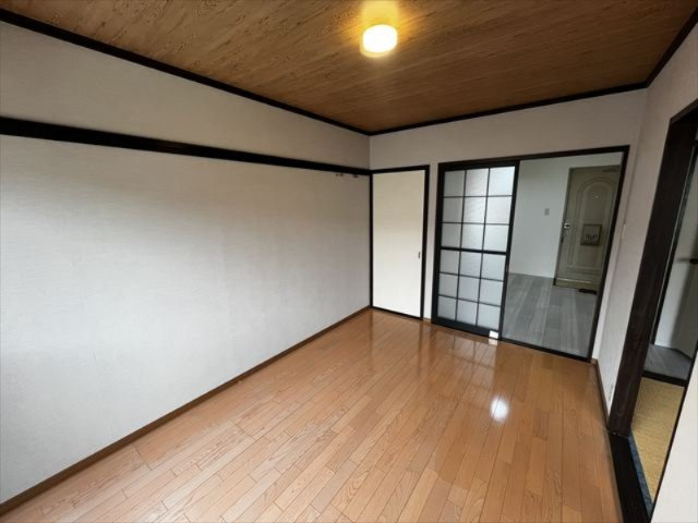 メゾンラフィットの居間・リビング|ピクチャーレール付き