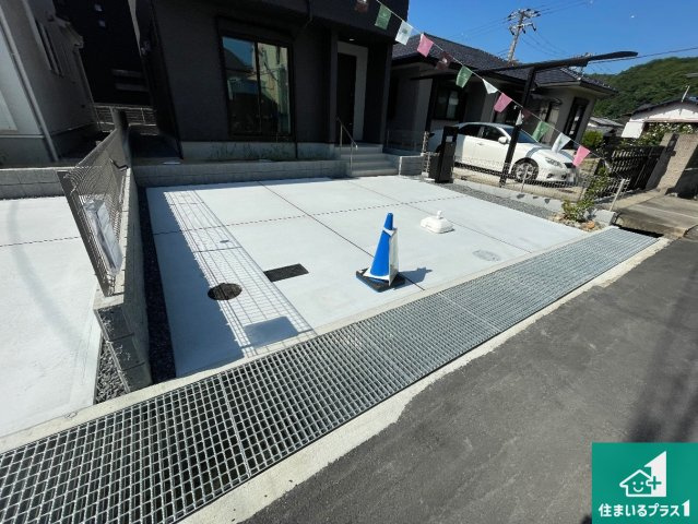 29日(土)30日(日)現地ご見学可能！　川西市緑が丘　第1期　新築一戸建ての駐車場|並列２台駐車可能！ゆとりの駐車スペースで車庫入れもスムーズ！

