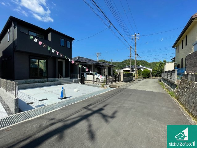 5日(土)6日(日)現地ご見学可能！　川西市緑が丘　第1期　新築一戸建ての前面道路含む現地写真|周辺は閑静な住宅街！前面道路広々で車の出し入れも便利です。駐車が苦手な方でも安心して車庫入れできます！