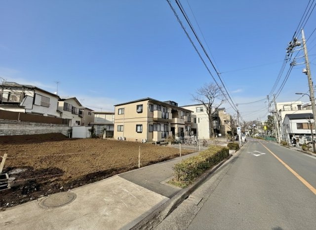 練馬区平和台1丁目 全3区画 3号地の前面道路含む現地写真|南東側公道に面する全3区画
敷地前には歩道を設けているので小さなお子様も安心です

