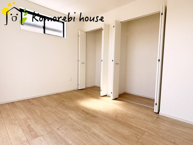上尾市小泉　6期　新築一戸建て　グレース　01の寝室|開放的な寝室です