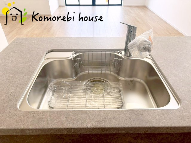 上尾市小泉　6期　新築一戸建て　グレース　01のキッチン|コンパクトなキッチンで掃除もラクラク
